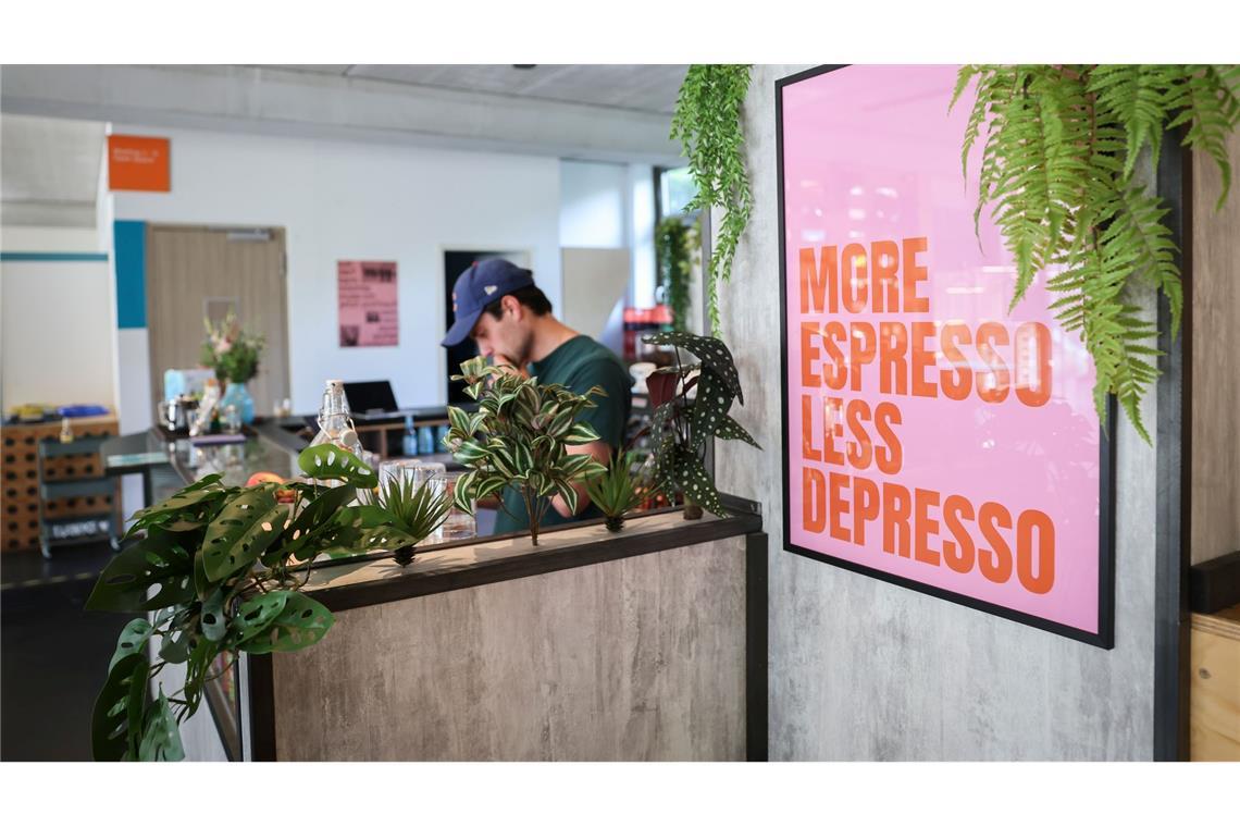 Nach einer neuen Umfrage wollen viele jüngere Menschen das Leben genießen, anstatt sich nur bei der Arbeit abzumühen. (Symbolbild)