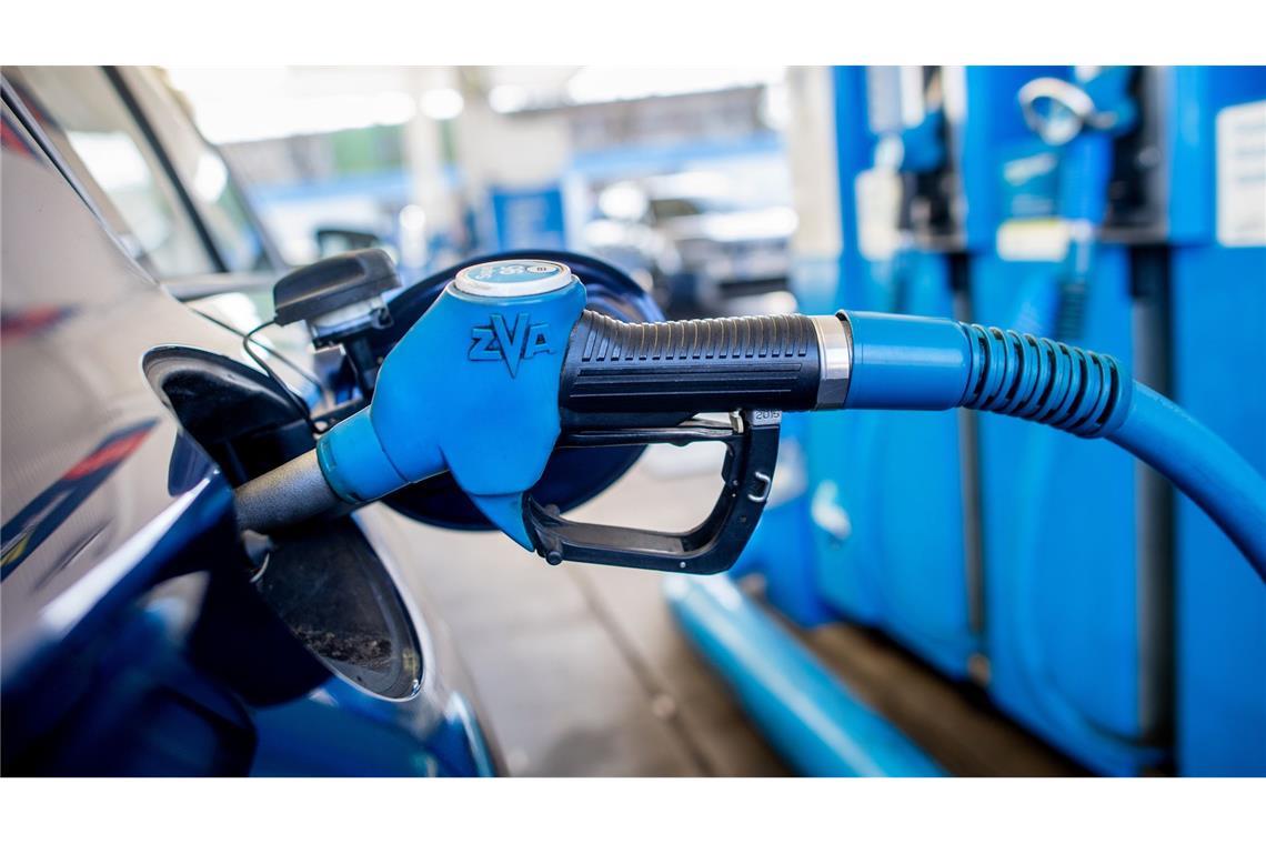 Nach einer rund zweiwöchigen Talfahrt gehen die Spritpreise am Freitag wieder deutlich nach oben (Symbolbild).