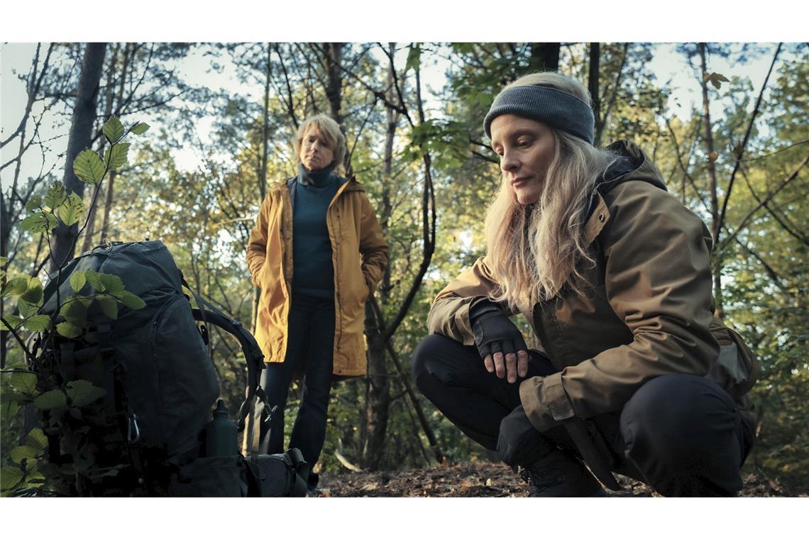 Nach einer unüberlegten Handlung lässt Susanne Bonard (Corinna Harfouch, li.) ihren Kollegen Karow einfach im Wald stehen und  folgt der Wildnislehrerin  (Anne Ratte-Polle, re.). Sie  bittet sie, sie mit auf die Tour durch den Wald zu nehmen.