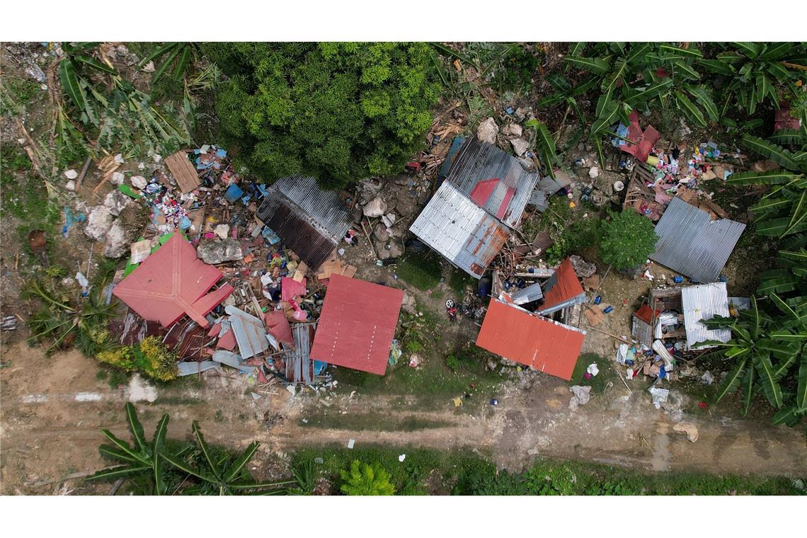Bilder des Tages Nach Erdbeben auf den Philippinen: Zerstörte Häuser am Fuße eines Hangs bei Erdrutsch.