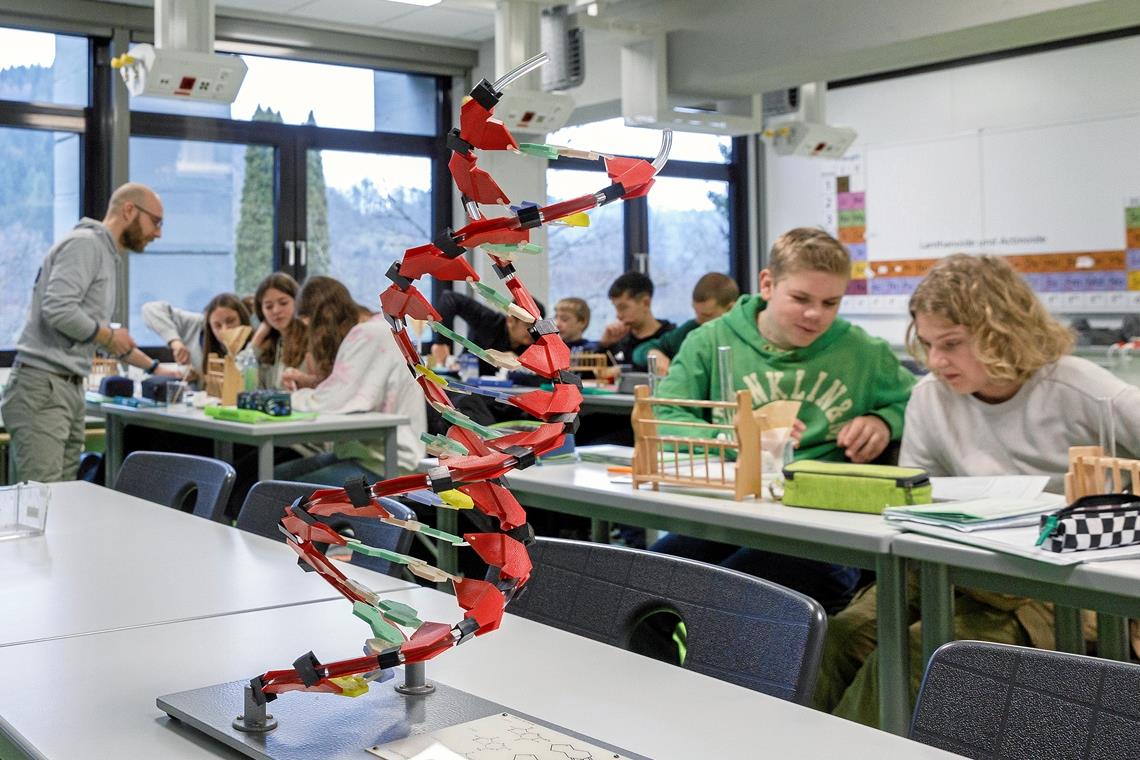 Jonglieren mit DNA und englischen Vokabeln Nach Erdkunde und Geschichte in den Vorjahren sind die Neuntklässler des bilingualen Zugs beim Biologieunterricht angekommen, der auf Englisch stattfindet. An diesem Morgen isolieren sie gemeinsam mit ihrem Lehrer Marco Wortmann (links) DNA. Fotos: Jörg Fiedler