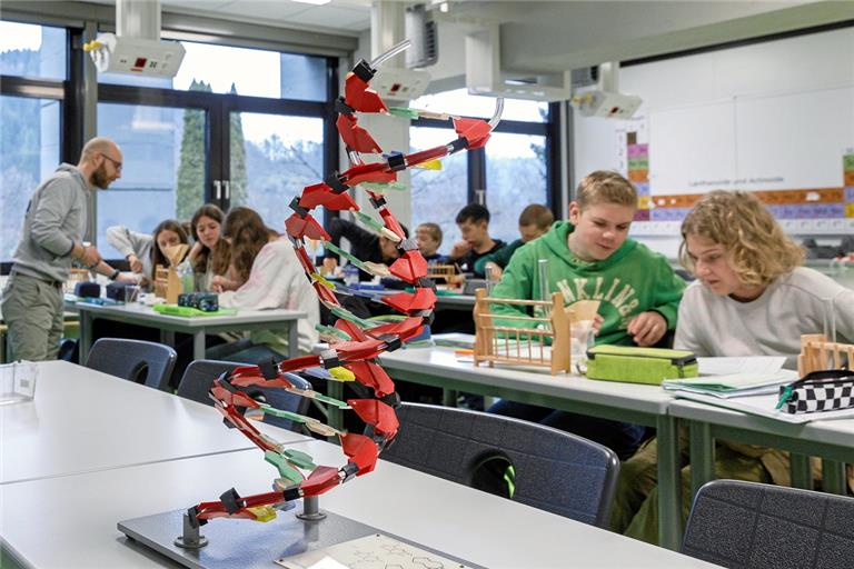 Nach Erdkunde und Geschichte in den Vorjahren sind die Neuntklässler des bilingualen Zugs beim Biologieunterricht angekommen, der auf Englisch stattfindet. An diesem Morgen isolieren sie gemeinsam mit ihrem Lehrer Marco Wortmann (links) DNA. Fotos: Jörg Fiedler