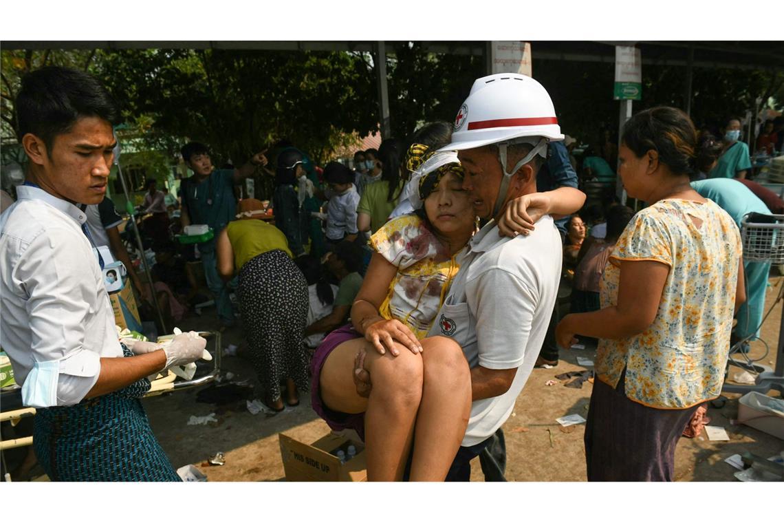Mann in Myanmar nach fünf Tagen lebend aus Trümmern geborgen Nach ersten Angaben von Behörden gibt es in Myanmars Hauptstadt Naypyidaw zahlreiche Opfer.