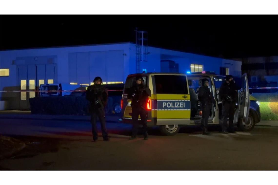 52-Jähriger schwebt nach Schüssen noch in Lebensgefahr Nach ersten Erkenntnissen der Polizei hatte eine maskierte Person gegen 17.45 Uhr die Firma in der Siemensstraße betreten und daraufhin Schüsse abgegeben.