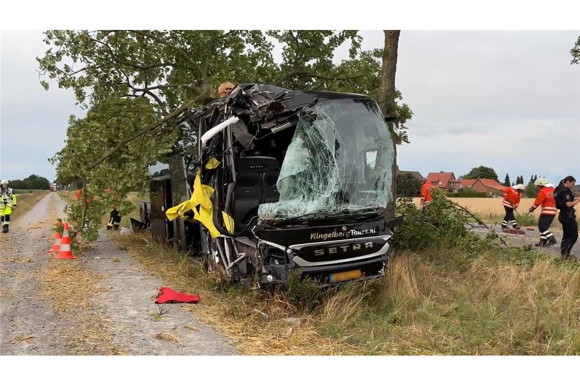 Reisebus mit Senioren kommt von Straße ab - sechs Verletzte Nach ersten Erkenntnissen hatte der Busfahrer gesundheitliche Probleme.