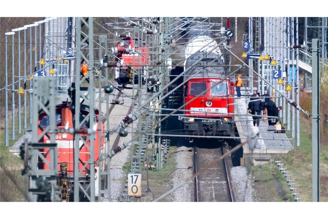 Castor-Behälter erreichen Zwischenlager - Stiller Protest Nach etwa 17-stündiger Fahrt hatte der Zug sein Ziel fast erreicht.