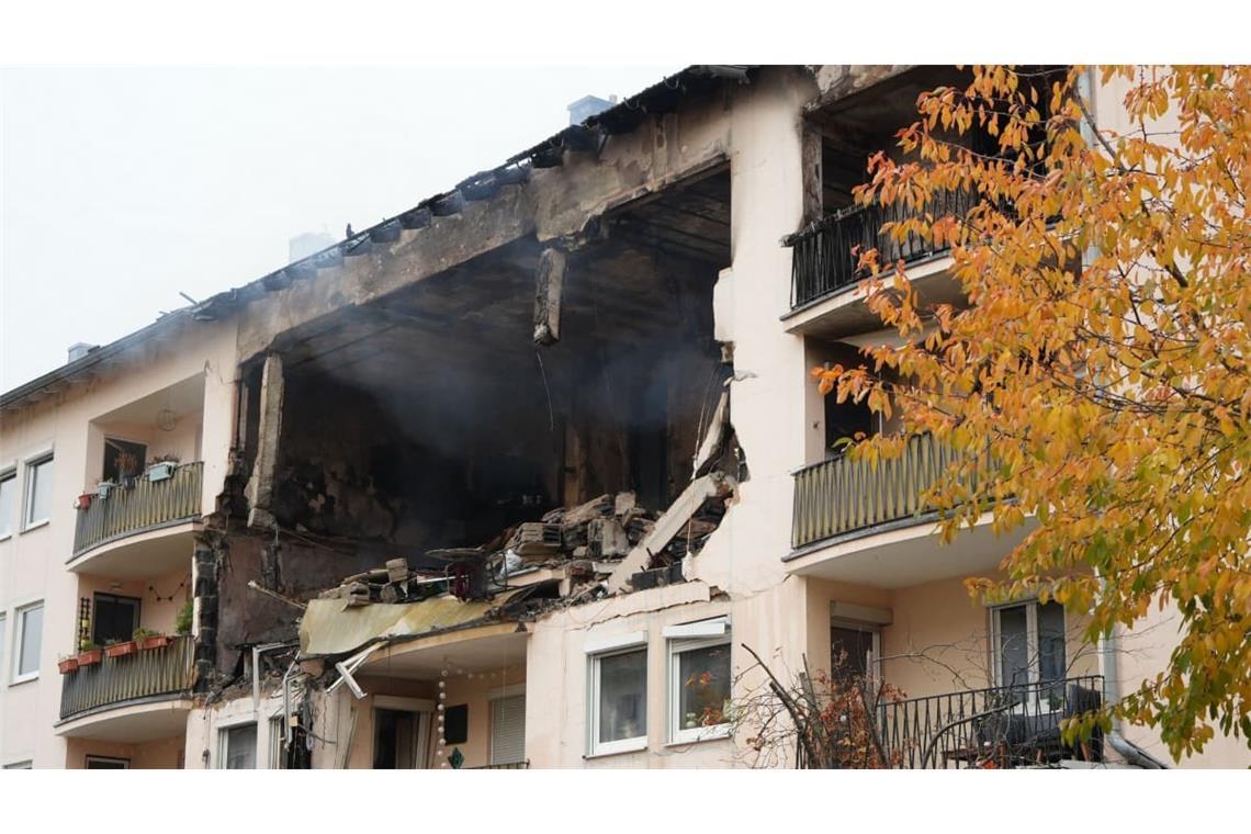 Mehrfamilienhaus steht nach Explosion in Brand – Verletzte und zwei Vermisste