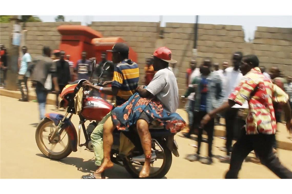 „In Goma herrscht Anarchie“ Nach Explosionen versuchen Zivilisten den Verletzten zu helfen und sie schnellstmöglich in ein Gesundheitszentrum zu bringen.