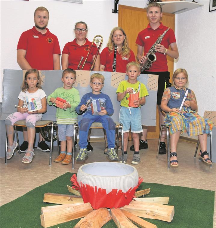 Bühnenbild-Bastelsession für die Jüngsten Nach getaner Ferienprogrammarbeit (vorne von links): Mira Mantel, Max Gruber, Samuel Honczek, Alwin Gruber und Milena Honczek mit ihren Betreuern (hinten von links) Kevin Perri, Julia Kugler, Patricia Kugler und Lars Hölzel. Foto: E. Klaper