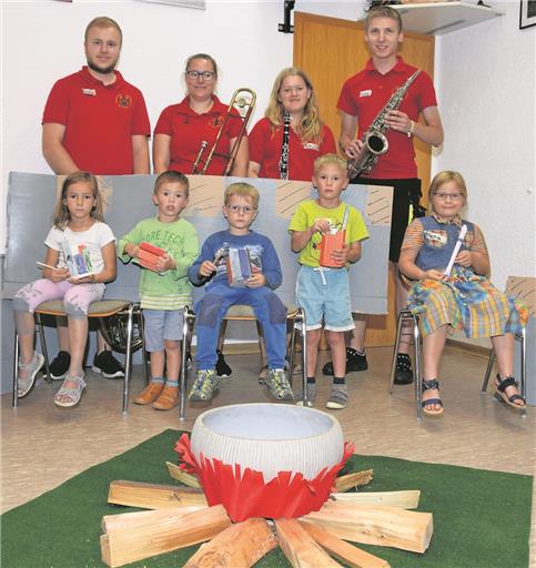 Nach getaner Ferienprogrammarbeit (vorne von links): Mira Mantel, Max Gruber, Samuel Honczek, Alwin Gruber und Milena Honczek mit ihren Betreuern (hinten von links) Kevin Perri, Julia Kugler, Patricia Kugler und Lars Hölzel. Foto: E. Klaper