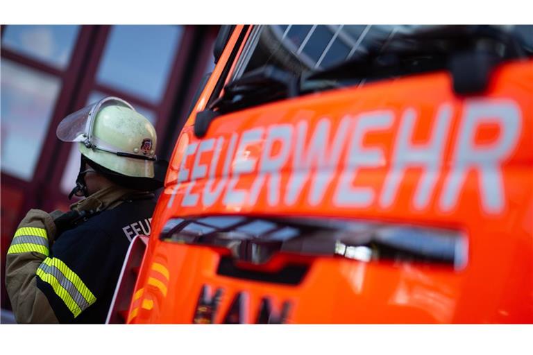 Nach gut vier Stunden war das Feuer gelöscht (Symbolbild).