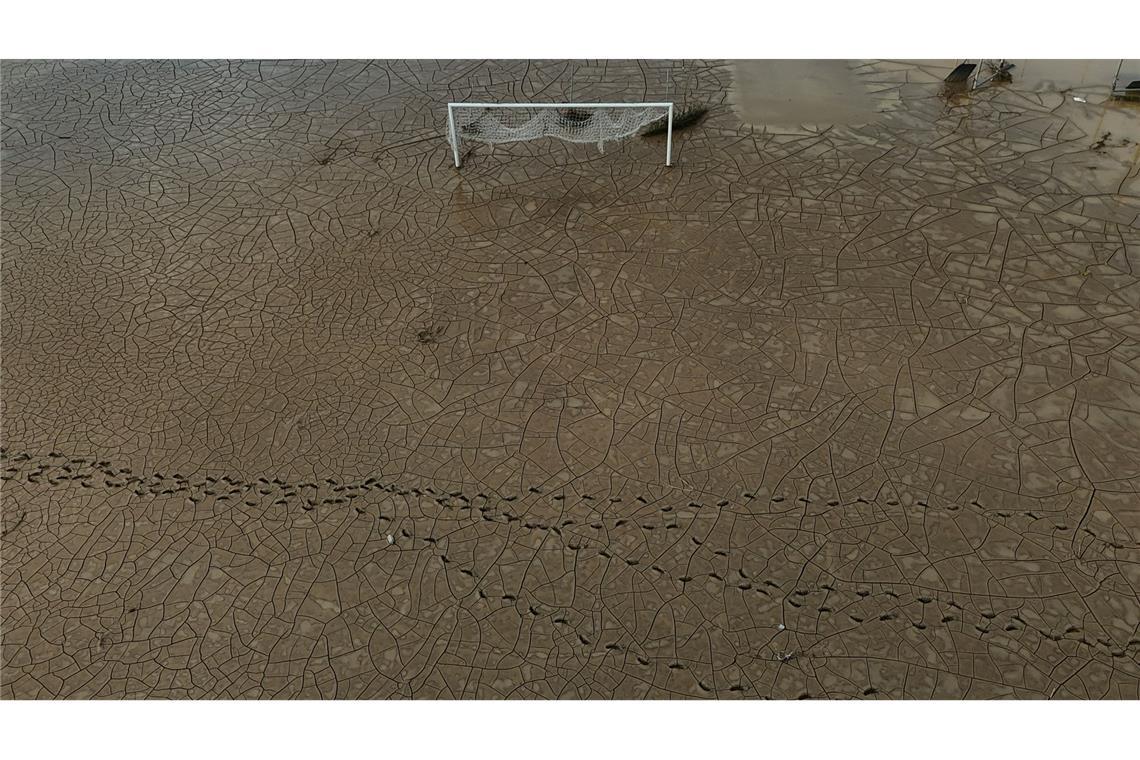 Nach Hurrikan „Melissa“: Fußballfeld in Montego Bay auf Jamaika im Schlamm versunken