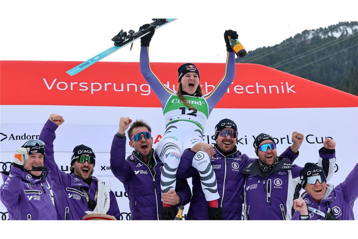 Nach ihrem Triumph wird Emma Aicher gebührend gefeiert.