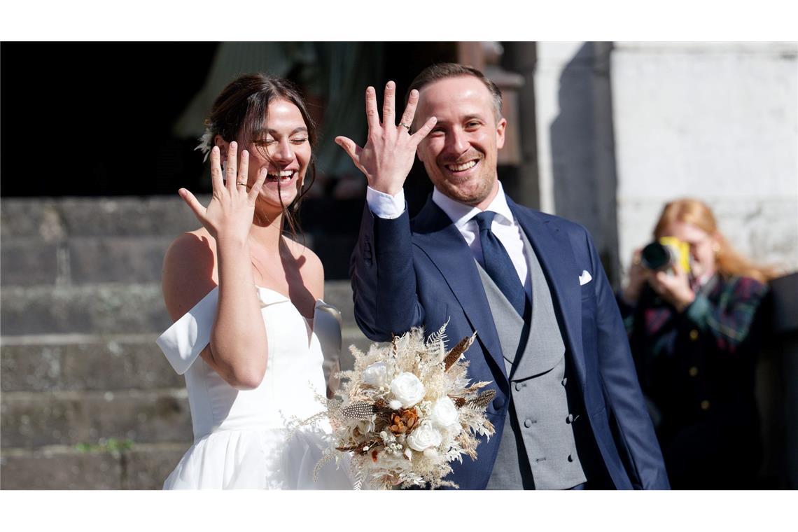 Influencer und Politiker-Sohn Joe Laschet hat geheiratet Nach ihrer Hochzeit zeigen Joe und Andrea Laschet stolz ihre Trauringe