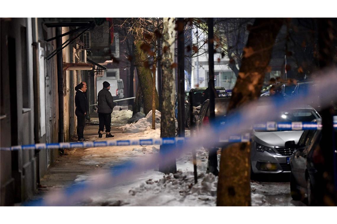 Schütze erschießt sich nach Flucht selbst Nach Informationen der Lokalzeitung „Cetinjski List“ soll der Täter in einer Kneipe vier Männer getötet und drei weitere verletzt haben.