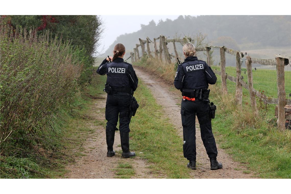 Nach langer Suche hat die Polizei bei Güstrow eine Kinderleiche gefunden.
