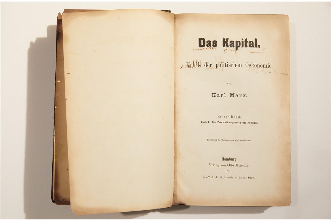 Nach mehr als zehnjähriger Arbeit, war es 1867 so weit. „Das Kapital“ war fertig. Genauer gesagt: der erste Band. Karl Marx brachte das Manuskript selbst nach Hamburg zu seinem Verlag Meissner. Am 14. September erschien es dort – und nichts passierte.