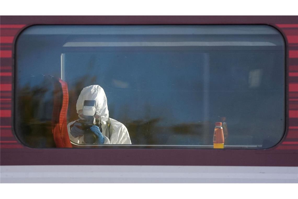 Bilder des Tages Nach Messerangriff in Zug bei Huntingdon - Spurensuche