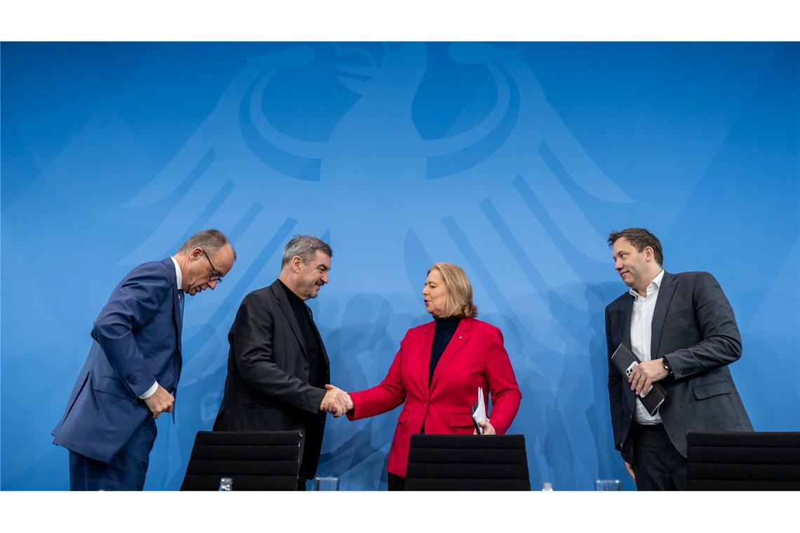 Nach nächtlichen Beratungen stellen die Koalitionsspitzen die Resultate vor.