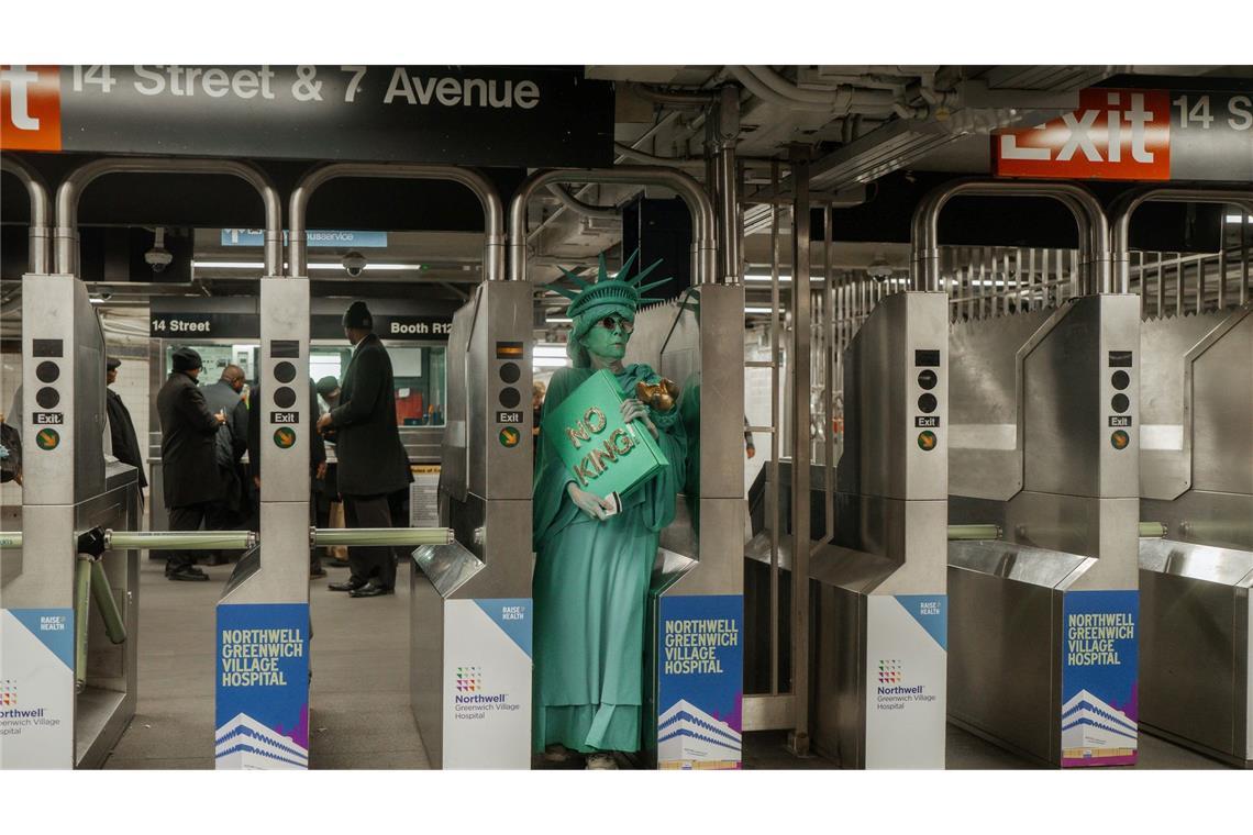 Bilder des Tages Nach ‘No Kings’-Protest: Freiheitsstatue fährt U-Bahn.