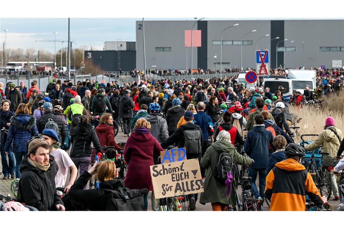 Musk live bei AfD-Wahlkampfshow zugeschaltet Nach Polizeiangaben versammelten sich an der Messe in Halle etwa 8.000 Gegendemonstranten.
