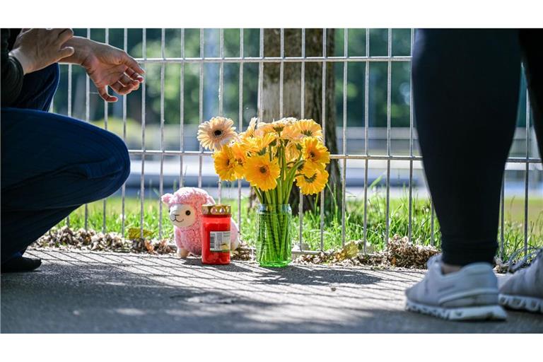 Nach Polizeiangaben versuchten Notarzt und Rettungsdienst das Kind wiederzubeleben – die Einjährige starb dennoch an Ort und Stelle.