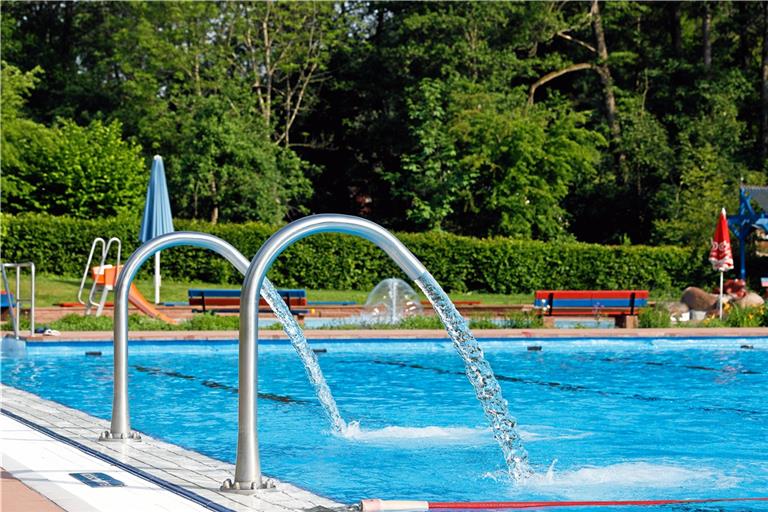 Nach Saisonende laufen im Freibad einige Sanierungsarbeiten. Auch das große Becken muss an einigen Stellen abgedichtet werden. Foto: Jörg Fiedler