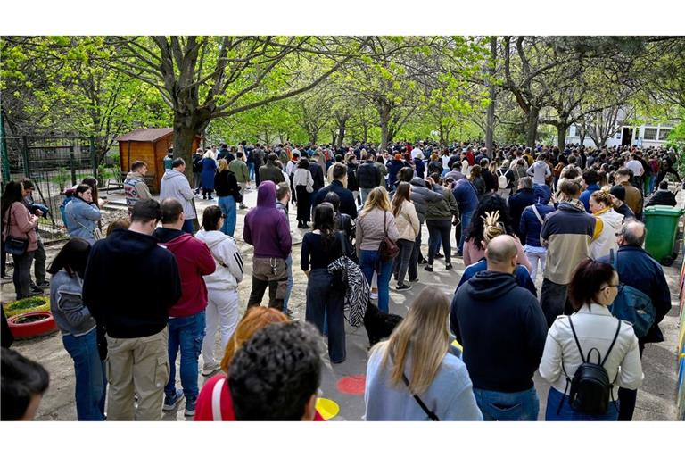Nach Schließung der Wahllokale erscheint die Abwahl von Ministerpräsident Orban möglich.