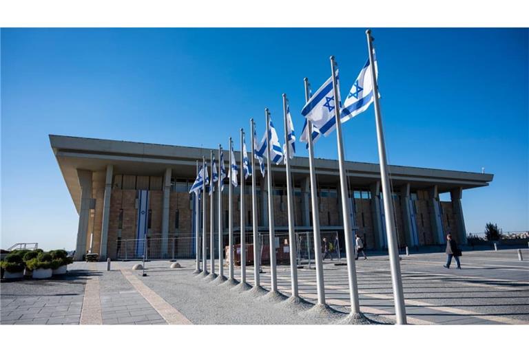 Nach Schließung der Wahllokale hatten alle drei großen Fernsehsender in Israel zunächst prognostiziert, dass das Oppositionslager vor Netanjahus Koalitionsblock liegen würde. Wenige Stunden später wandelte sich das Bild jedoch.