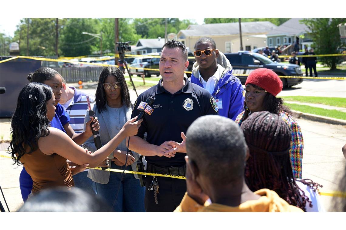 Nach Schüssen in Louisiana: Chris Bordelon informiert die Presse über die Tat.