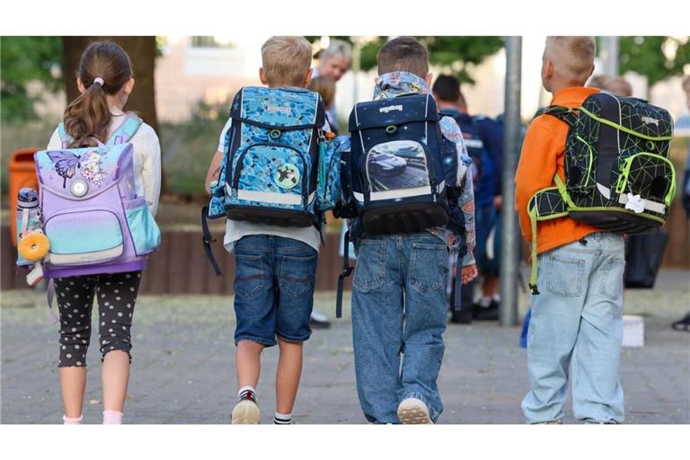 Nach sechs Wochen Sommerferien und Alltags-Auszeit gilt es bald wieder, morgens pünktlich in der Schule zu sein - ein herausfordernder Übergang für viele Familien.