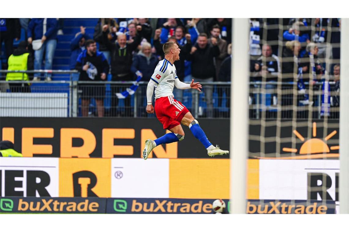 Nach seinem Traumtor springt Miro Muheim jubelnd in die Luft und lässt sich von den HSV-Fans feiern.