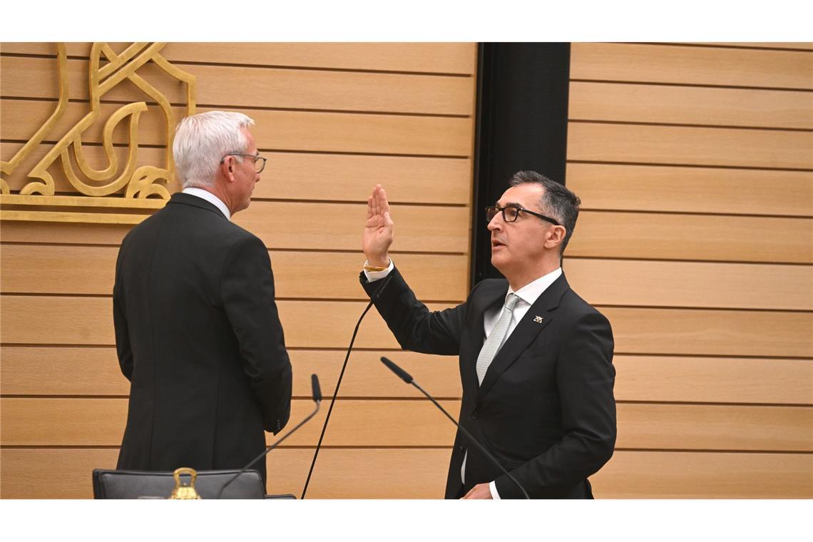 Nach seiner Wahl wurde Özdemir als Ministerpräsident vereidigt.