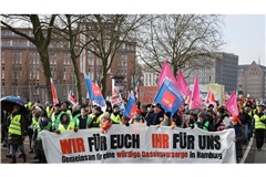 Nach tagelangen Protesten wie hier in Hamburg gehen die Tarifverhandlungen in die wohl letzte Runde. (Archivfoto)