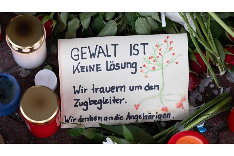 Nach Tod eines Zugbegleiters im Februar - die Attacken gegen Bahnpersonal nehmen zu.