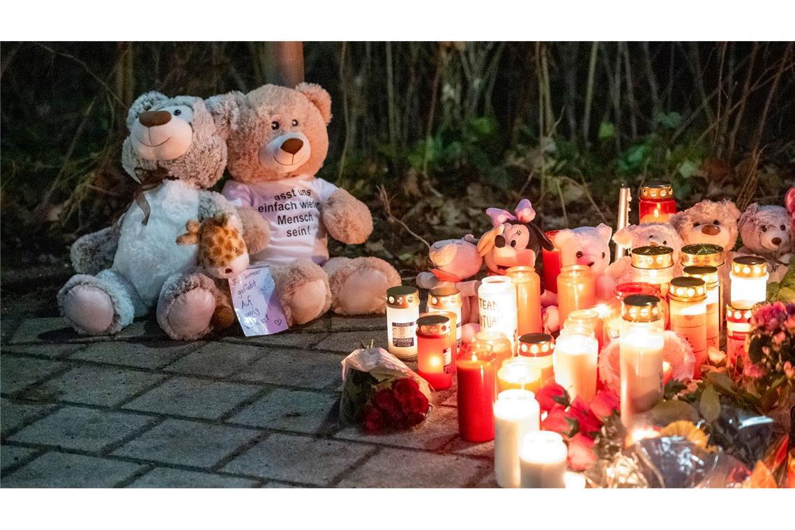 Bilder des Tages Nach tödlichem Angriff in einem Park in Aschaffenburg: Zwei Teddybären und zahlreiche Kerzen stehen im Park Schöntal.
