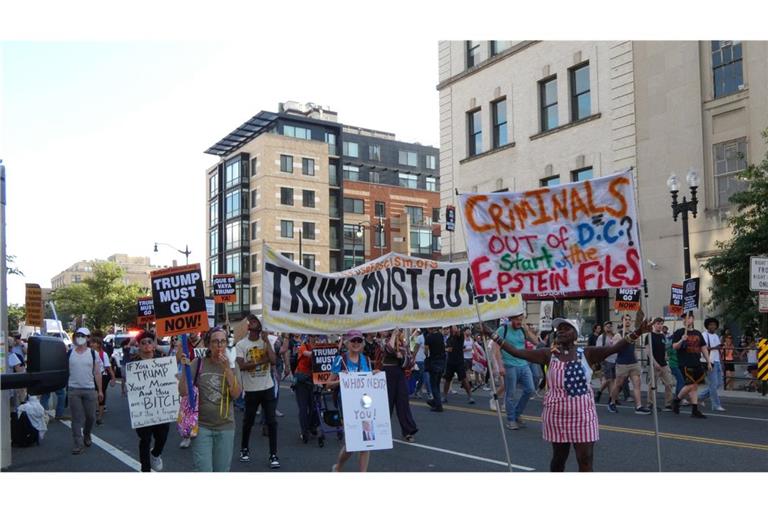 Nach Trumps Dekret regt sich erster Protest in der Hauptstadt.