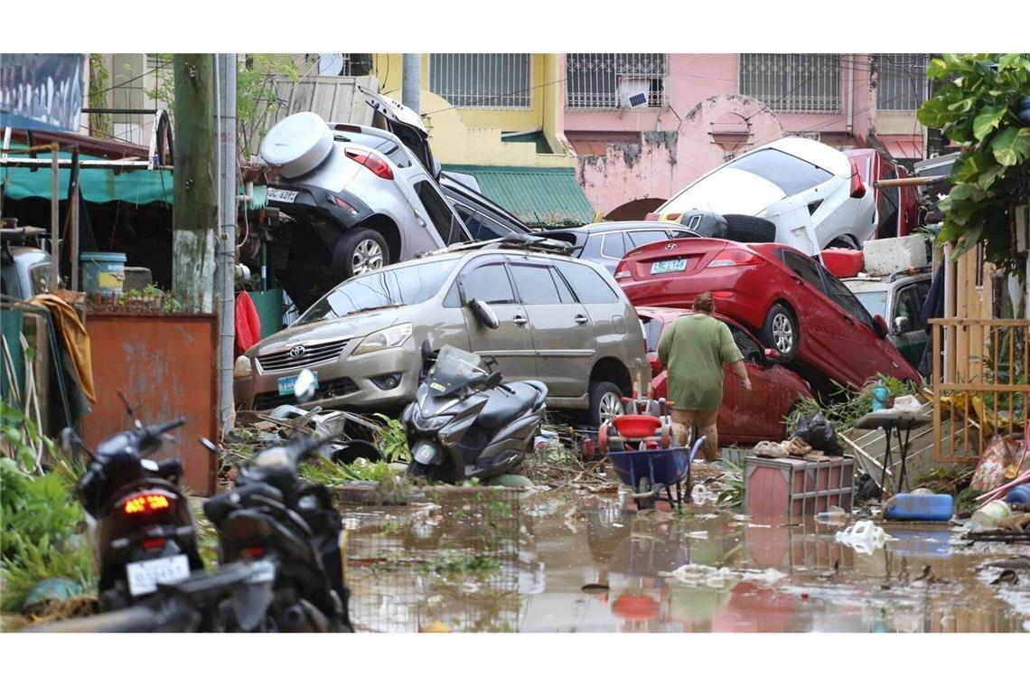 Nach Überschwemmungen durch den Taifun "Kalmaegi" auf den Philippinen türmen sich Autos.