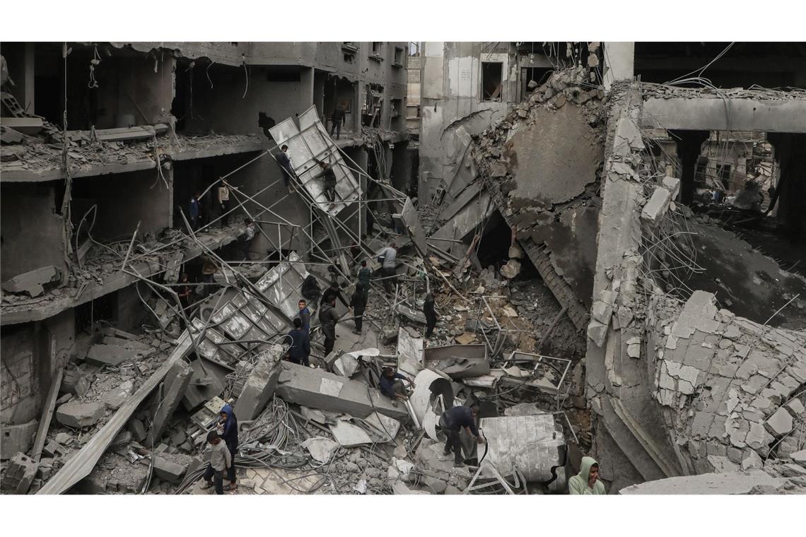 Palästinenser: 120 Tote bei Angriffen Israels in Gaza Nach unbestätigten palästinensischen Angaben starben bei israelischen Angriffen im Gazastreifen seit der Nacht zu Freitag mindestens 120 Menschen.