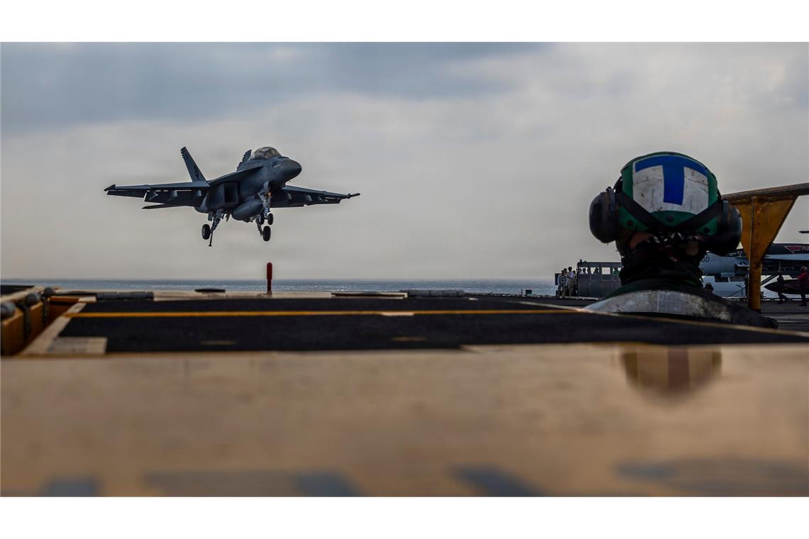 Nach US-Angaben ist der Flugzeugträger "USS Abraham Lincoln" im Nahen Osten angekommen. (Archivbild)