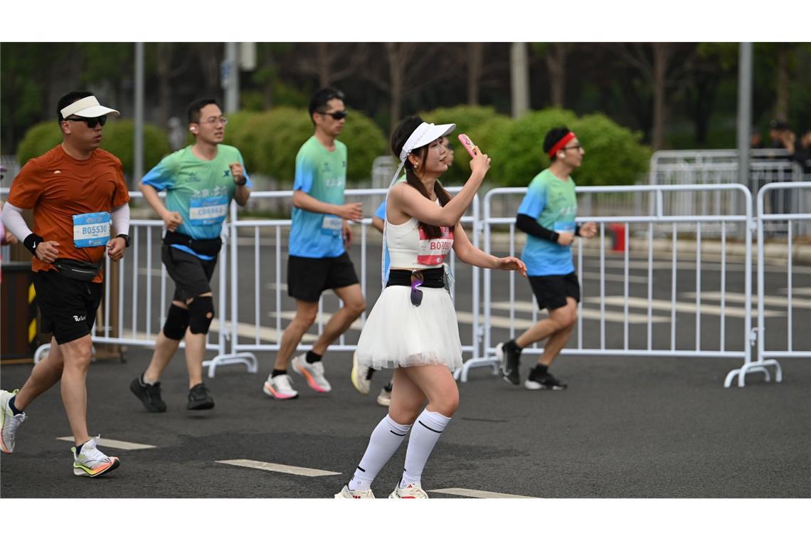 Chinesische Roboter laufen Halbmarathon gegen Menschen Nach Veranstalterangaben hatten sich mehr als 10.000 Menschen für den Lauf angemeldet.