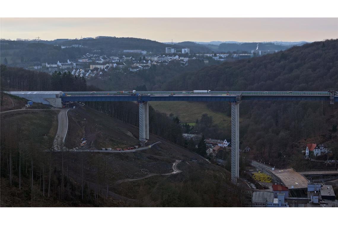 Nach vier Jahren rollt der Verkehr auf der Rahmedetalbrücke wieder.