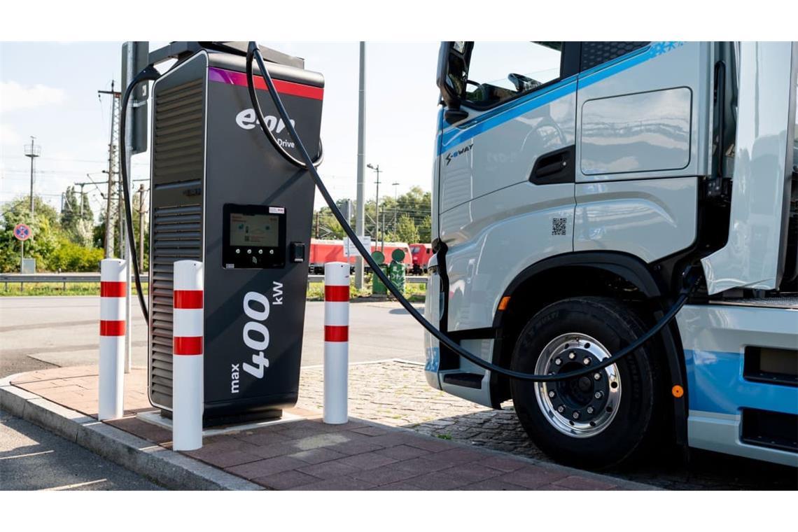 Nach viereinhalb Stunden müssen Lkw-Fahrer 45 Minuten Pause machen. Genug Zeit für einen Ladevorgang.