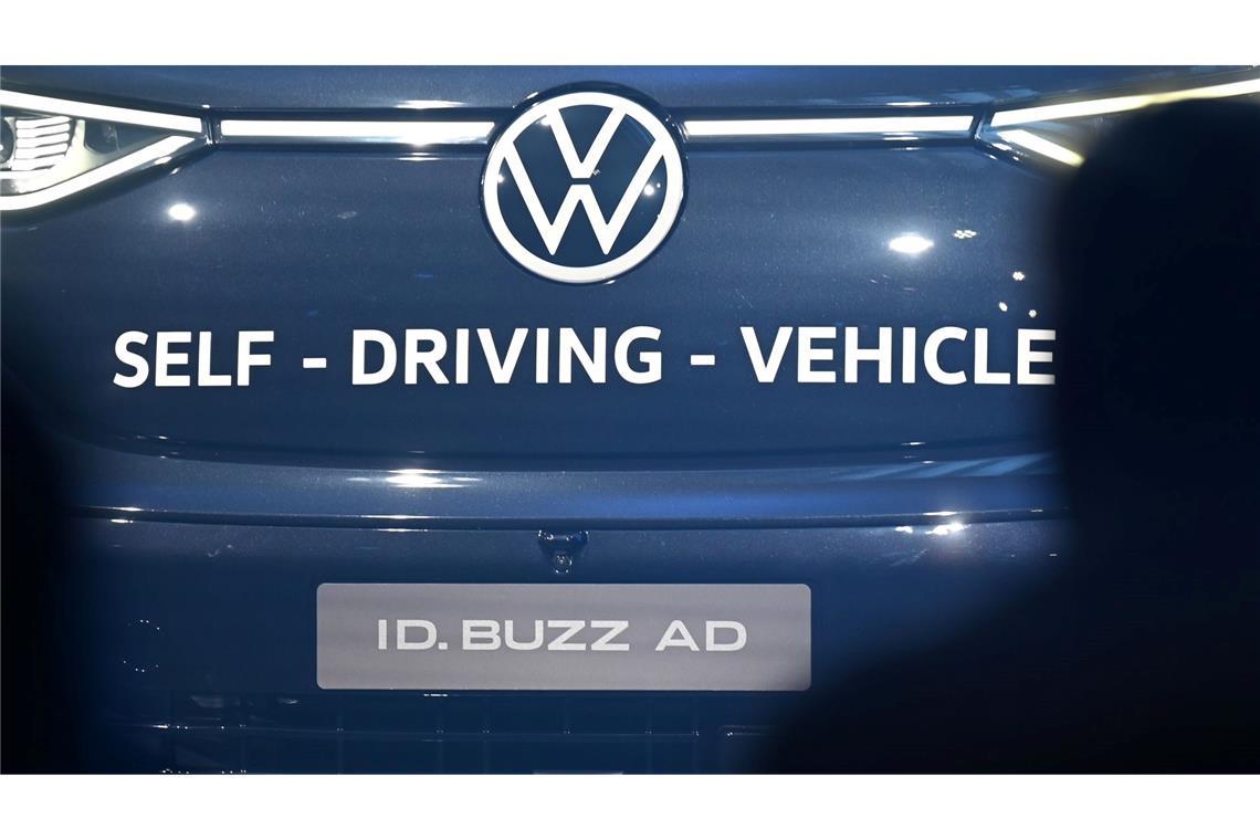 VW zeigt fahrerlosen E-Bulli - Zulassung ab 2027 angestrebt Nach VW-Angaben ist es das erste voll autonom fahrende Serienfahrzeug aus europäischer Produktion.