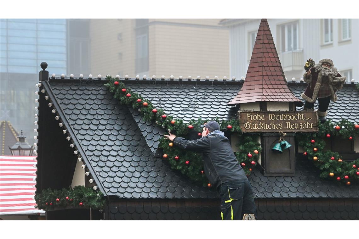 Bilder des Tages Nach Weihnachtsmarkt-Anschlag: Händler räumt seine Hütte ab