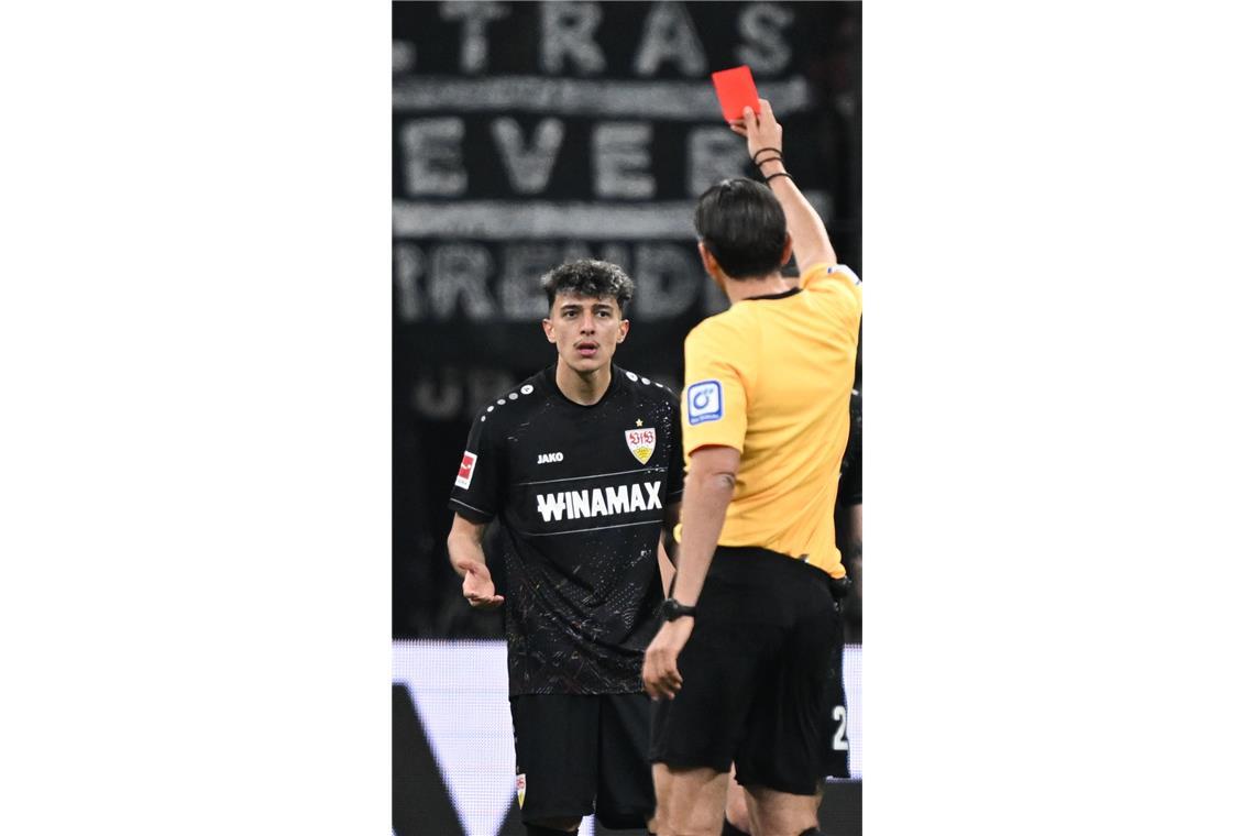 Nach Roter Karte für Al-Dakhil – VfB stolpert auch in Frankfurt Nach Wiederanpfiff wurde Frankfurt stärker – und der VfB schwächte sich selbst. Ameen Al-Dakhil sah nach einer Notbremse die Rote Karte ...