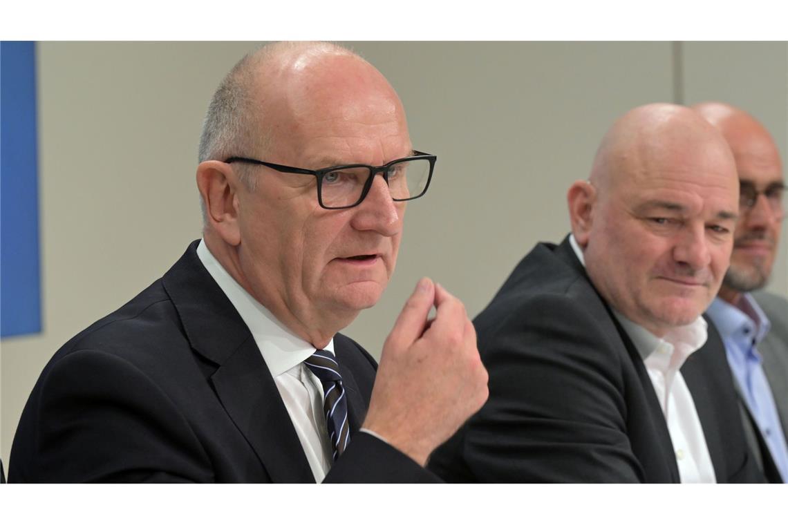 SPD und BSW sind sich einig: Koalitionsvertrag steht Nach Wochenlangen Verhandlungen stellen Brandenburgs Ministerpräsident Dietmar Woidke (SPD) (links) und BSW-Landeschef Robert Crumbach die Ziele einer gemeinsamen Regierung vor.