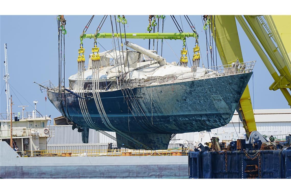 Luxusjacht "Bayesian" wieder ans Tageslicht gehoben Nach zehn Monaten wurde die Luxusyacht aus dem Wasser gehoben und zum Hafen von Termini Imerese gebracht.