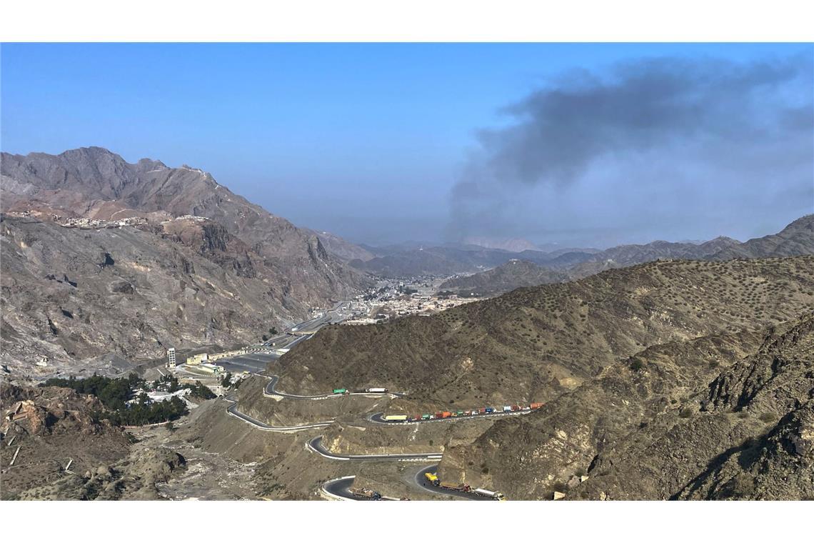 Nach Zusammenstößen zwischen pakistanischen und afghanischen Streitkräften in Pakistan steigt Rauch von der afghanischen Seite auf (Archivbild).