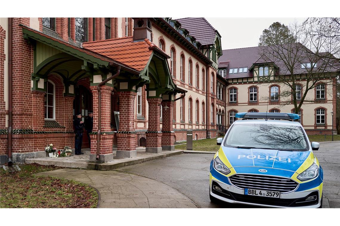 Schock in Kleinstadt: Mann gesteht zwei Gewalttaten Nach zwei Gewalttaten in Beelitz-Heilstätten südwestlich von Berlin ermittelt die Staatsanwaltschaft wegen Mordes und versuchten Mordes.